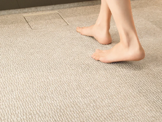 床の表面に特殊処理を施した親水層が汚れを落としやすくして、きれいを保ちます。