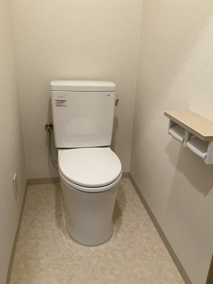 シャープなデザインの節水トイレにお取替えしました