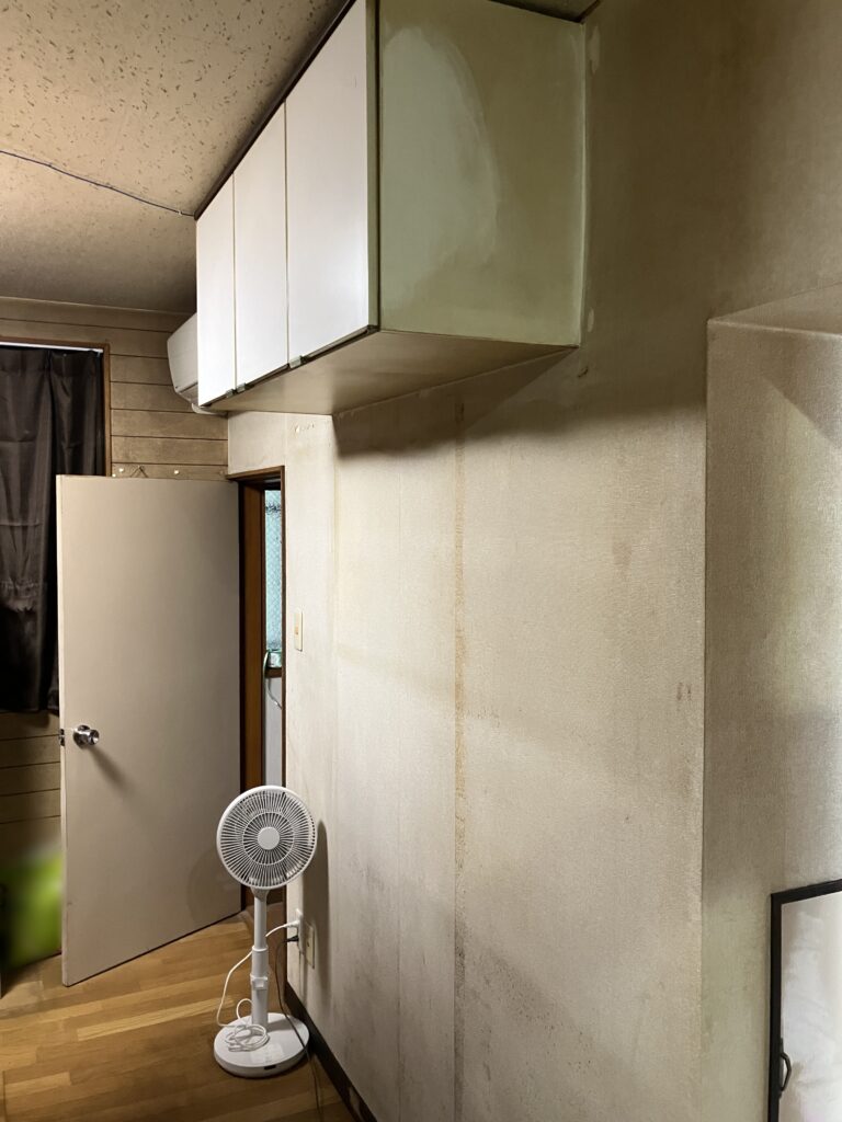 キッチン側クロス剥がし