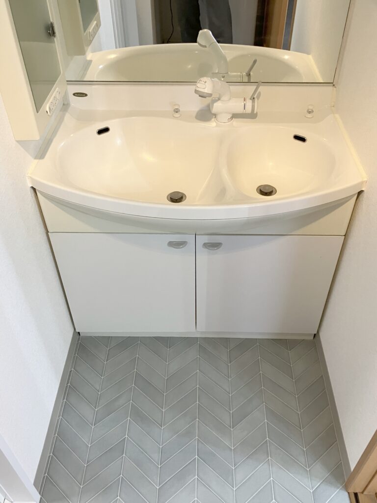 洗面所の内装工事を行いました。