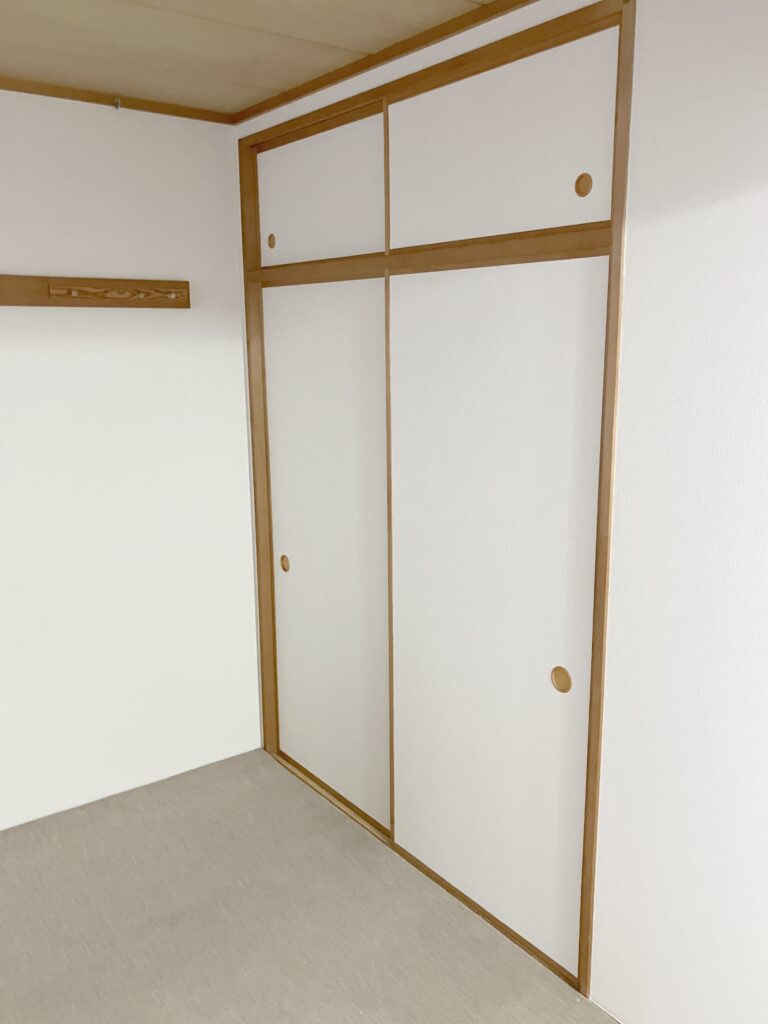 襖は洋室にも馴染むよう、クロスにて貼替をおこないました。