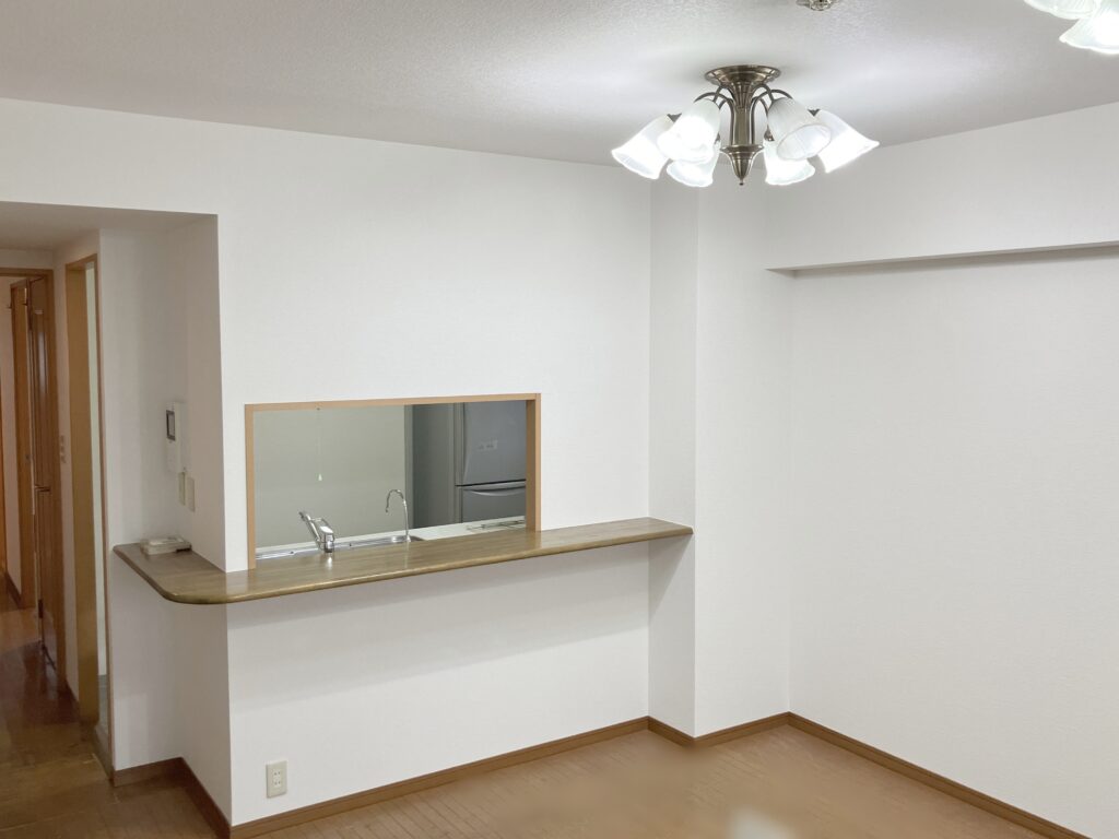 全部屋白のクロスで統一し、すっきりとした明るい印象へ。