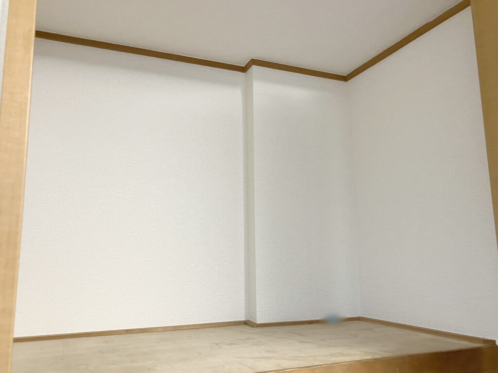 収納内部もクロスの貼り替えをおこなっています。