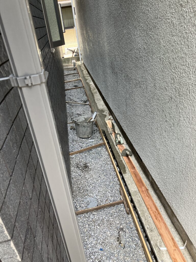 左側ブロック塀等解体後の左官工事