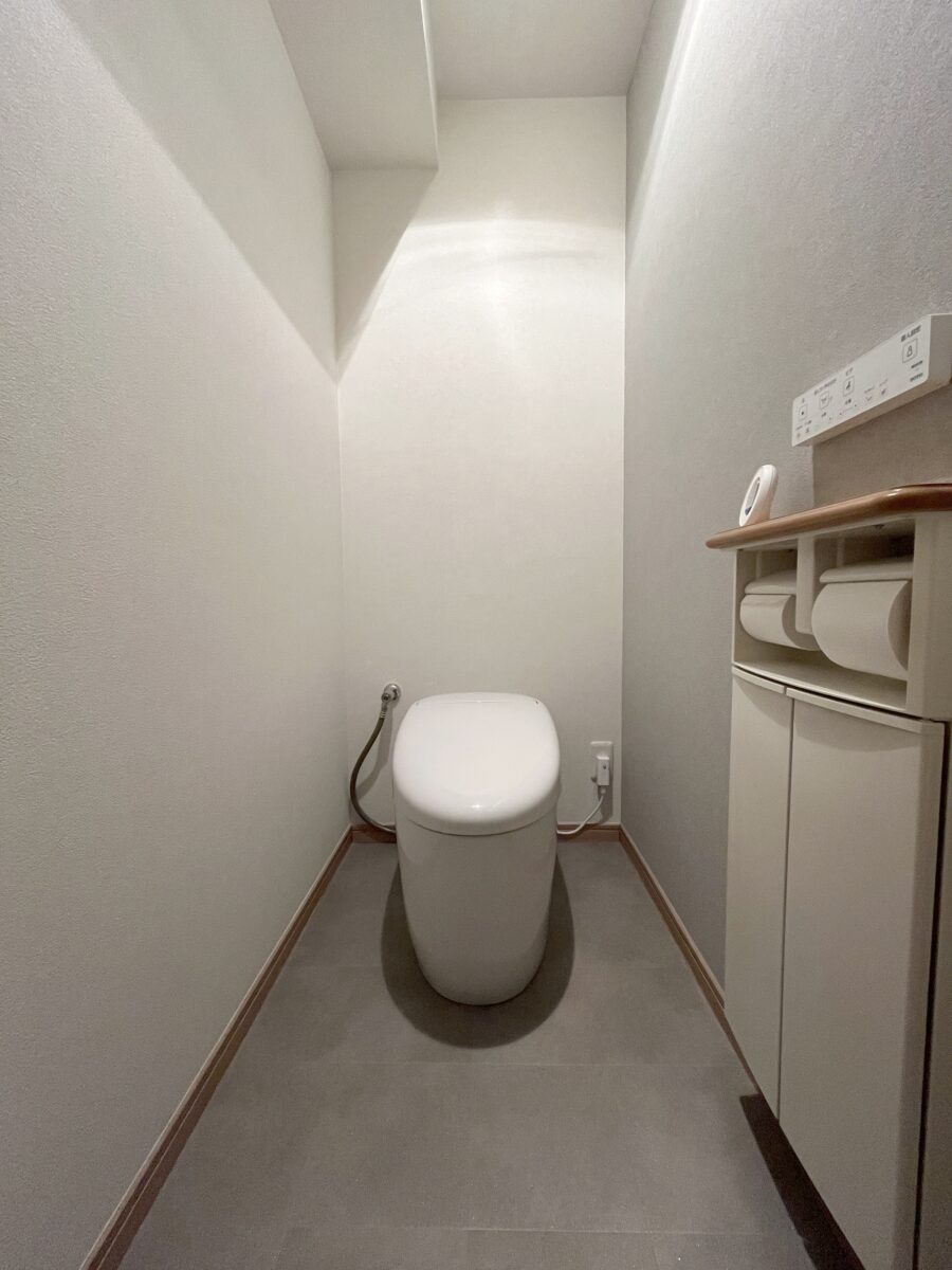 グレーを基調にしたおしゃれなトイレ空間へ
